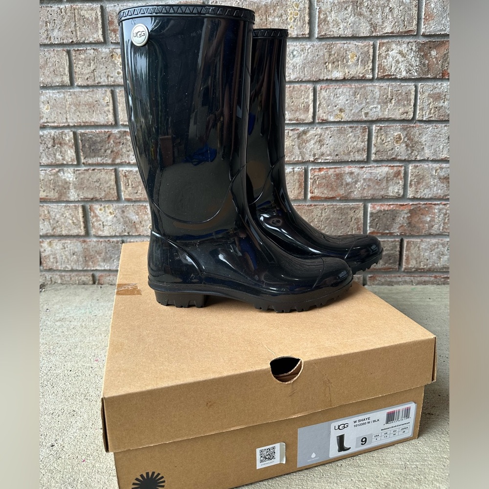 UGG Shaye rain boots size 9 black like new IN original box